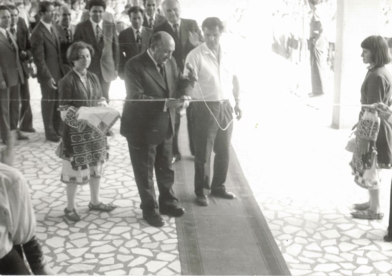 1977